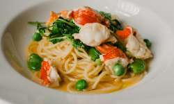 Spaghetti with lobster and peas